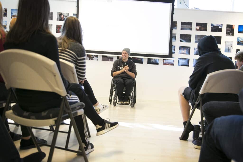 1) Foto. Foredrag af Sikker Trafik LIVE-ambassadør. Forsidefoto på dette års rapporter.